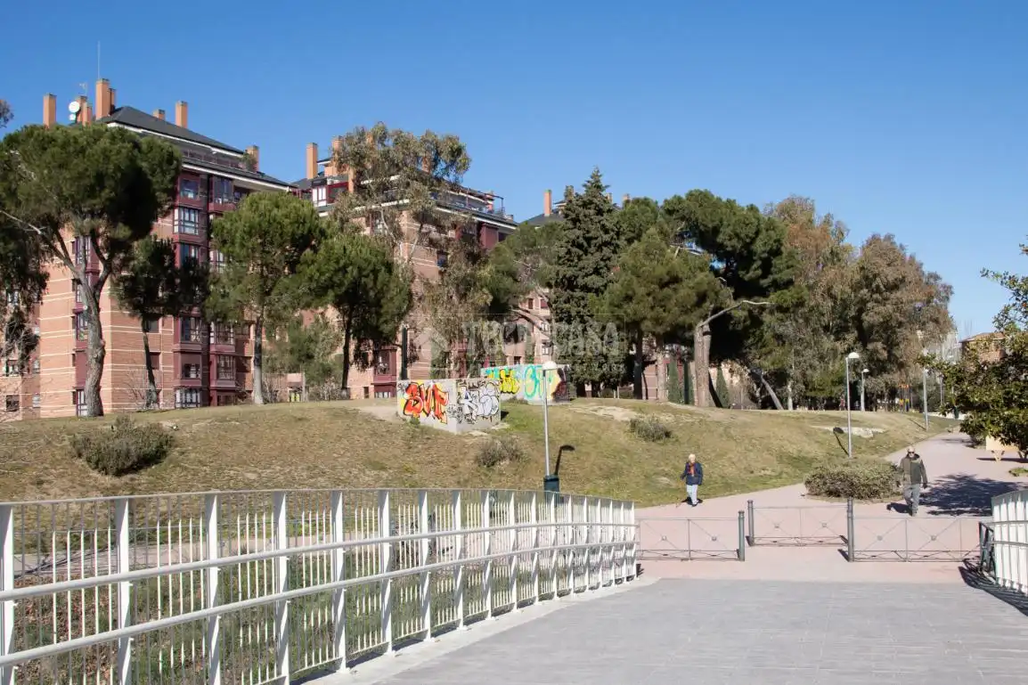 Vista exterior de Pis en venda en Madrid amb Calefacció i Piscina comunitària