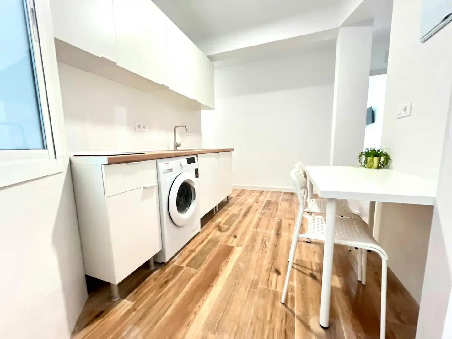 Küche von Wohnung zur untervermieten in Sevilla mit Möbliert, Waschmaschine und Fernseher