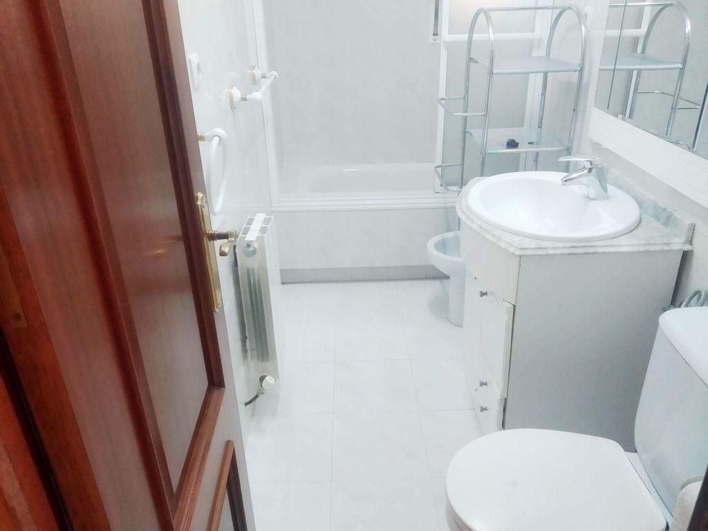 Bathroom of Planta baja for sale in  Madrid Capital  with Heating and Storage room