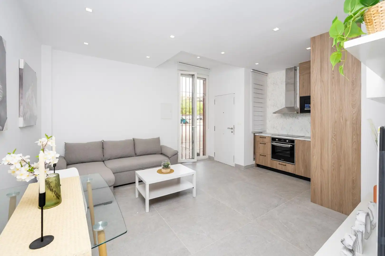 Living room of Flat for sale in Granada  with Air Conditioner, Heating and Furnished