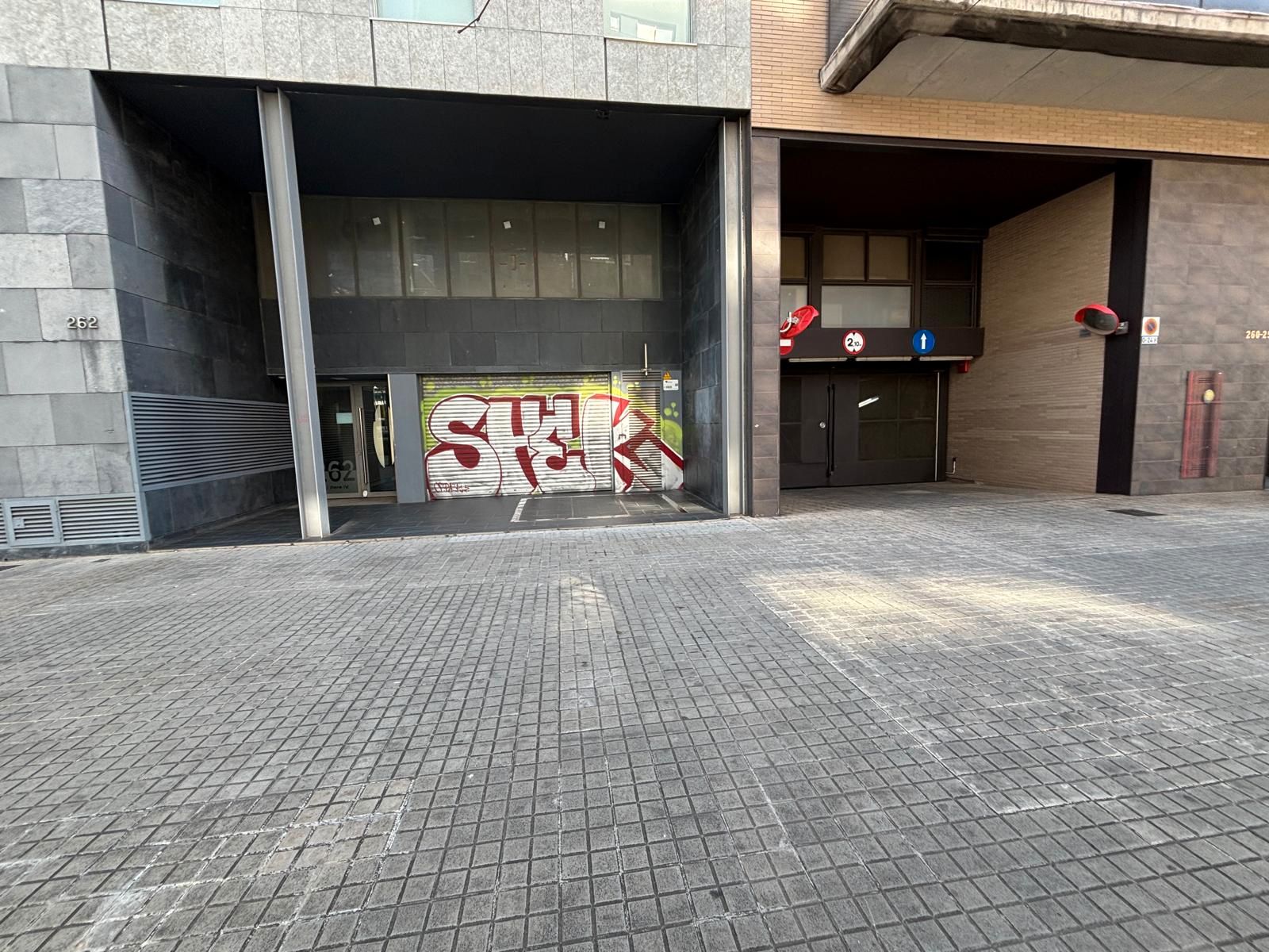 Vista exterior de Local en venda en  Barcelona Capital