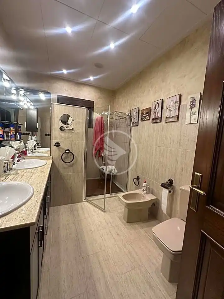 Bany de Casa o xalet en venda en Linares amb Aire condicionat, Calefacció i Jardí privat
