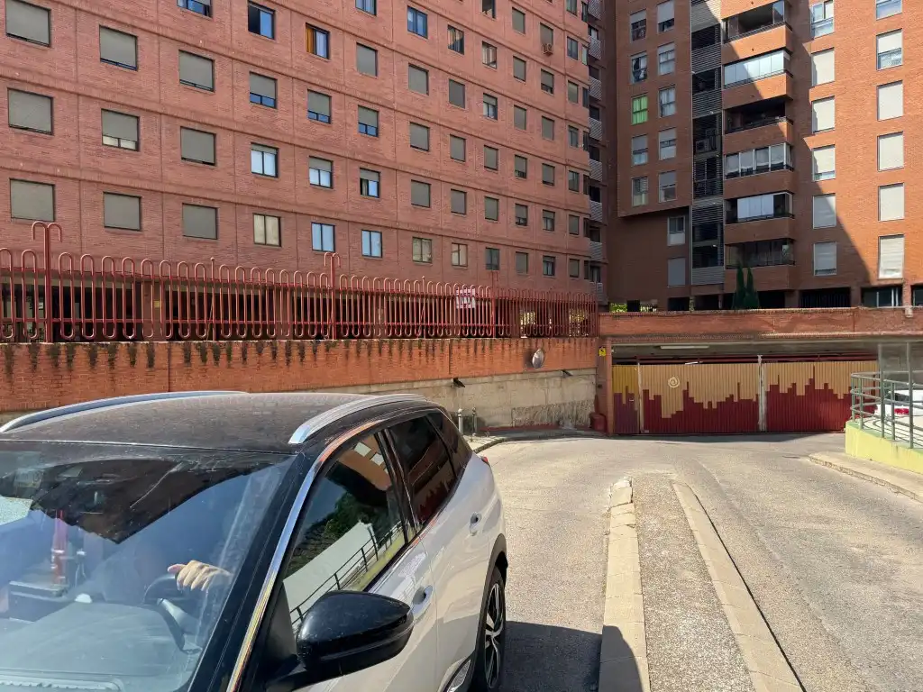 Aparcament de Pis en venda en Zaragoza amb Jardí privat
