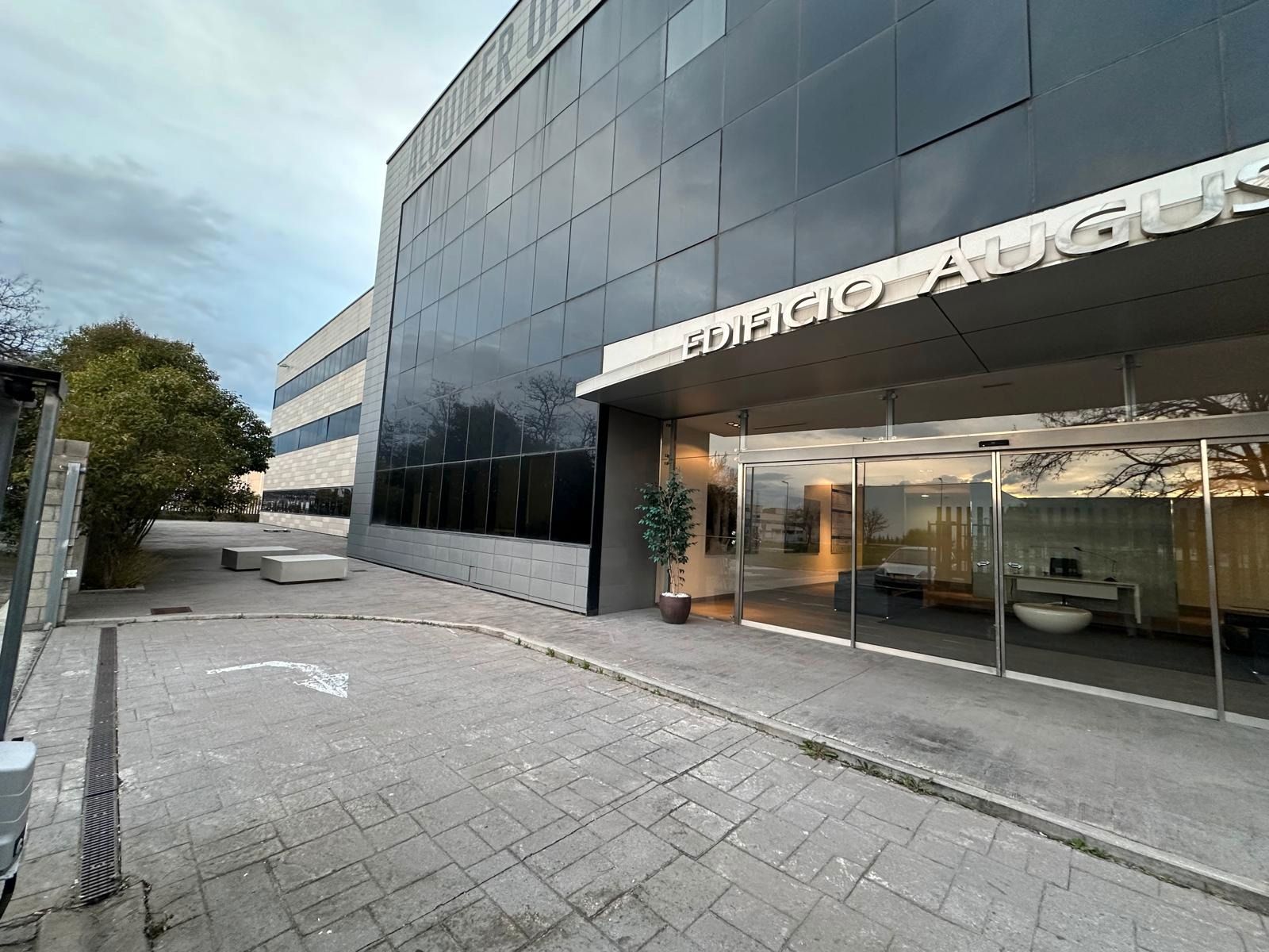 Vista exterior de Edifici en venda en San Fernando de Henares amb Alarma