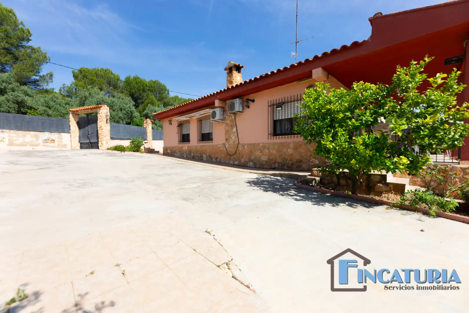 Vista exterior de Casa o xalet en venda en Vilamarxant amb Aire condicionat, Jardí privat i Terrassa