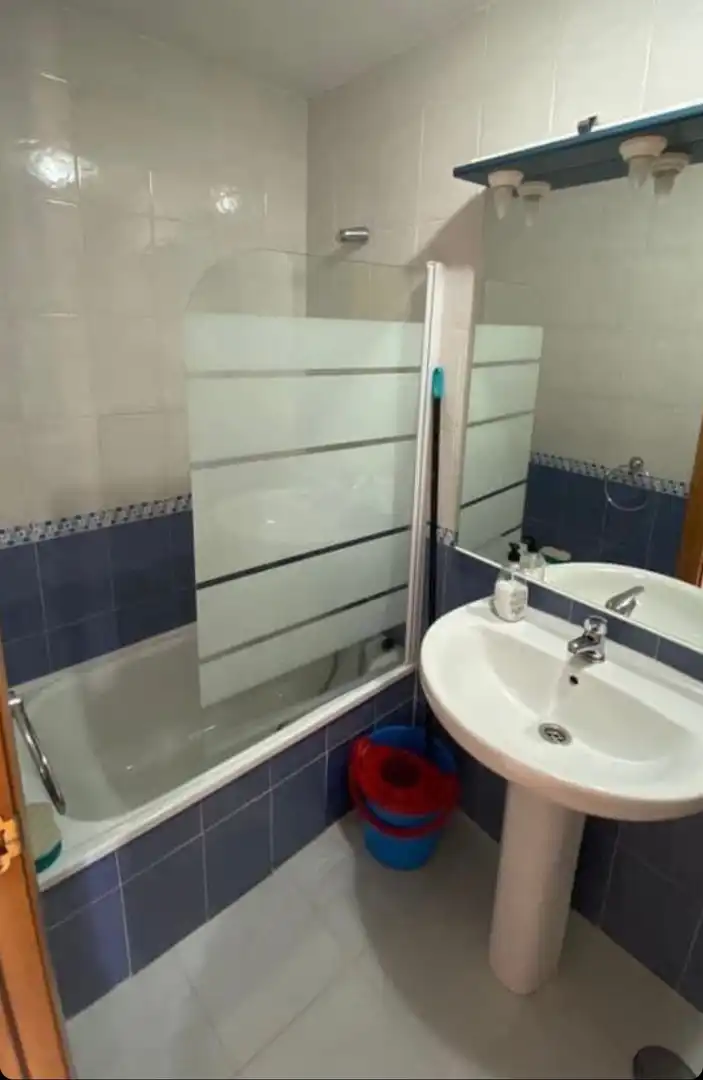 Bany de Dúplex de lloguer en Algeciras amb Aire condicionat, Moblat i Piscina comunitària