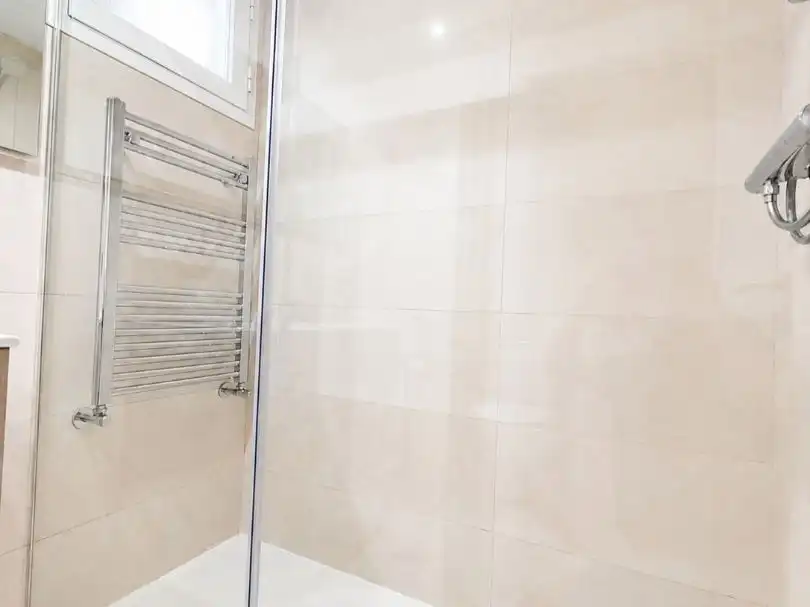 Badezimmer von Wohnung zum Verkauf in Las Rozas de Madrid mit Klimaanlage, Terrasse und Schwimmbad