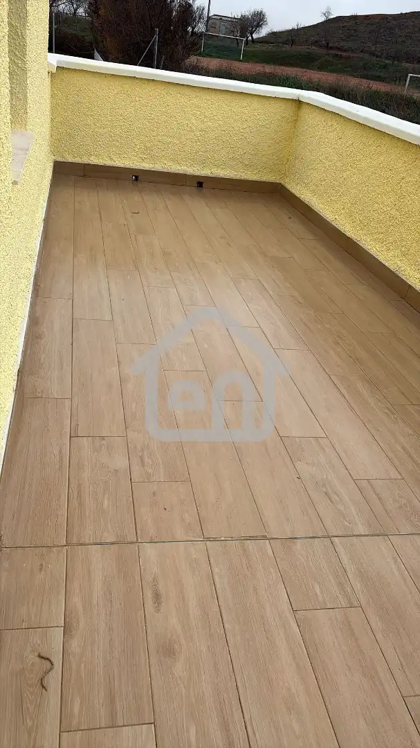 Außenansicht von Einfamilien-Reihenhaus zum Verkauf in Requena mit Terrasse