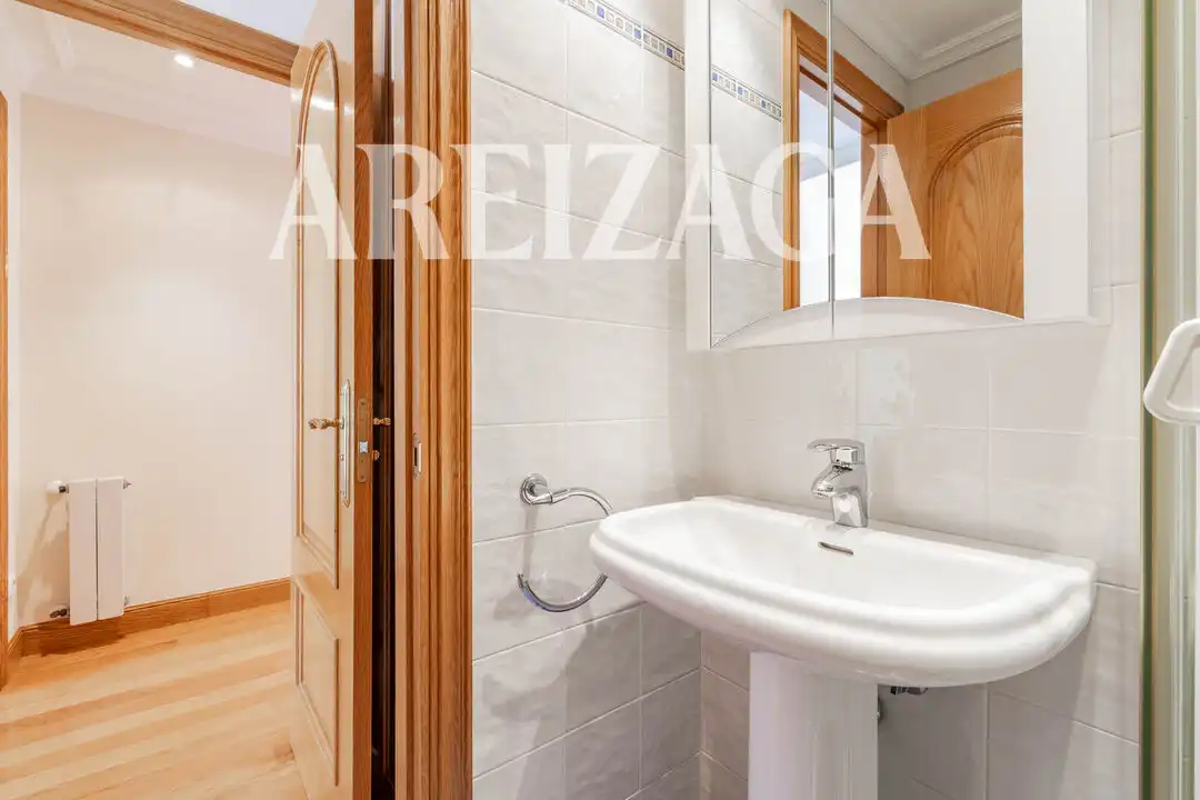 Bany de Pis en venda en Donostia - San Sebastián  amb Aire condicionat, Calefacció i Terrassa