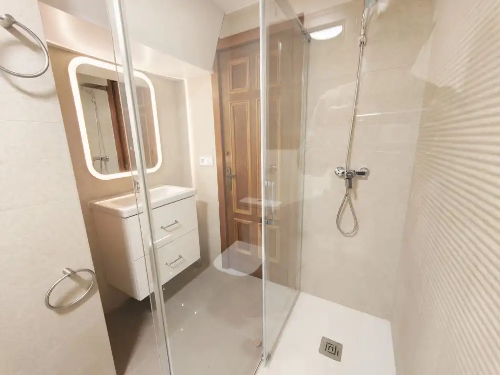Badezimmer von Wohnungen zur Miete in Palamós