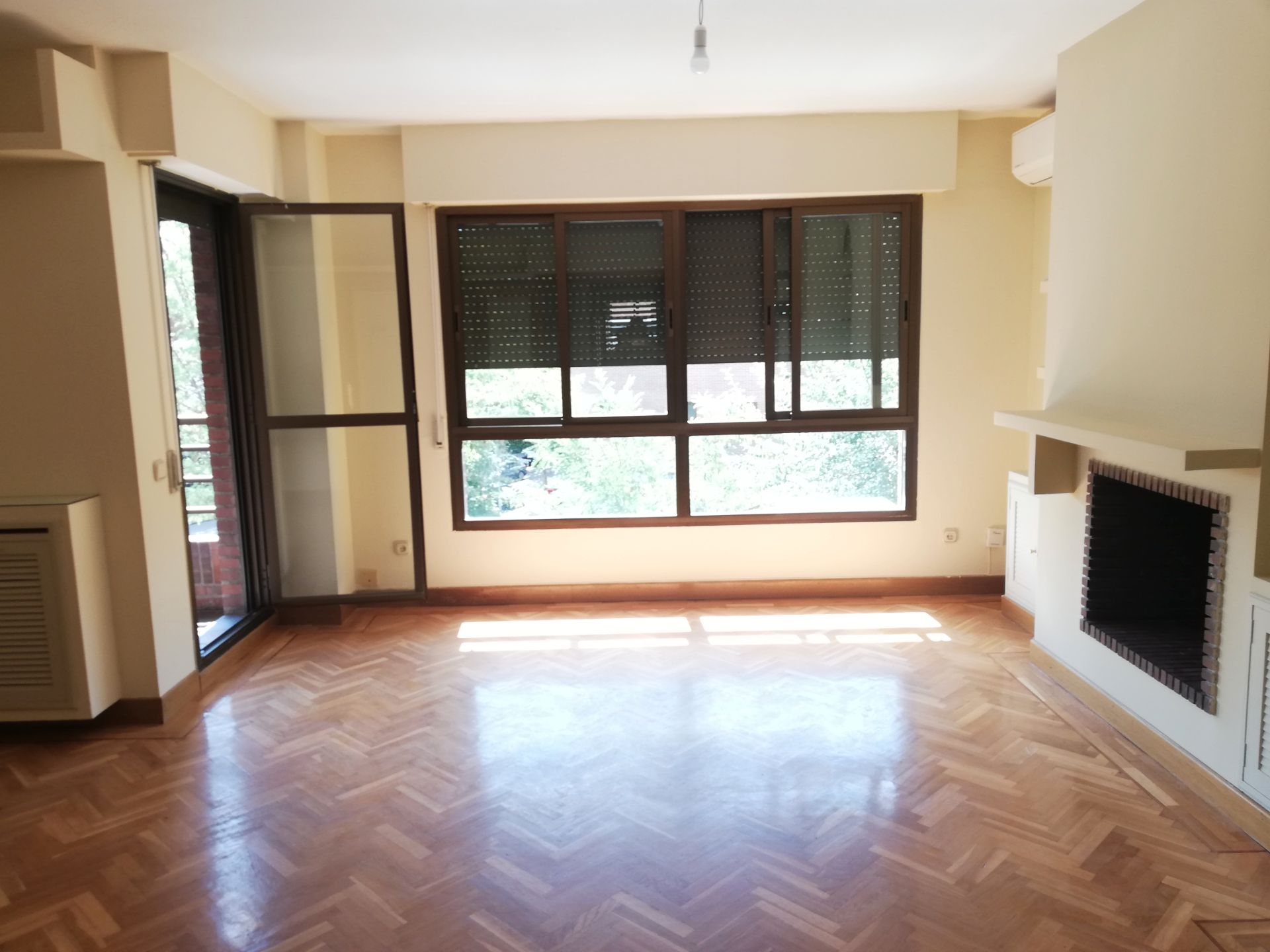 Bedroom of Flat to rent in Pozuelo de Alarcón  with Air Conditioner, Heating and Parquet flooring