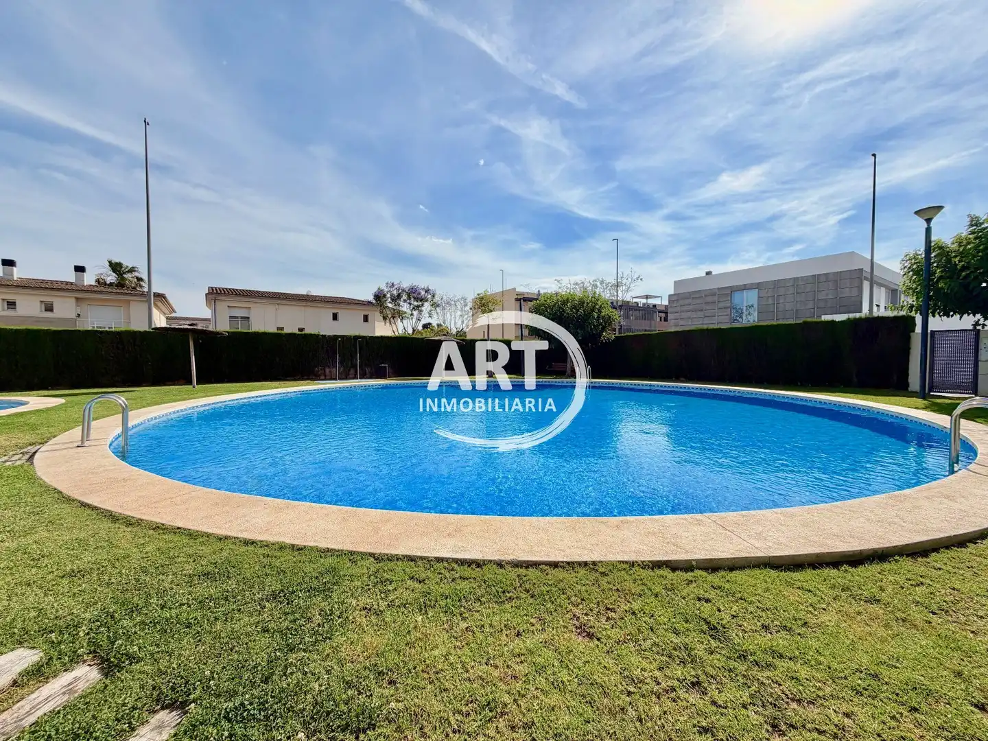 Schwimmbecken von Einfamilien-Reihenhaus zum Verkauf in San Antonio de Benagéber mit Klimaanlage, Heizung und Terrasse