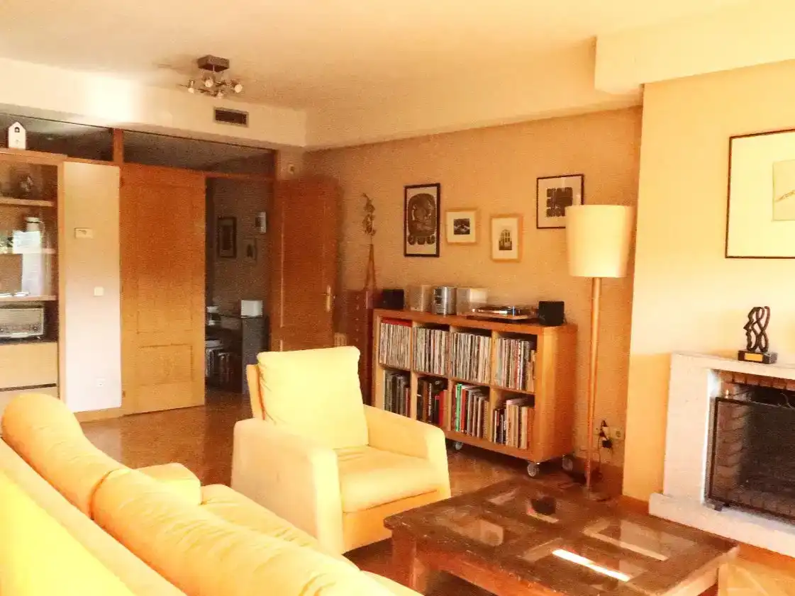 Sala d'estar de Pis en venda en Pozuelo de Alarcón amb Aire condicionat