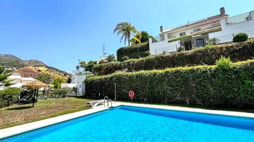 Vista exterior de Casa adosada en venda en Málaga amb Aire condicionat, Jardí privat i Parquet