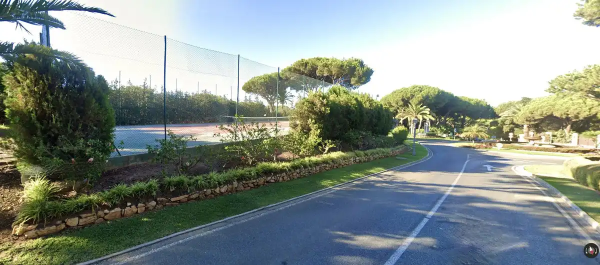 Vista exterior de Casa adosada en venda en Marbella amb Aire condicionat, Terrassa i Alarma