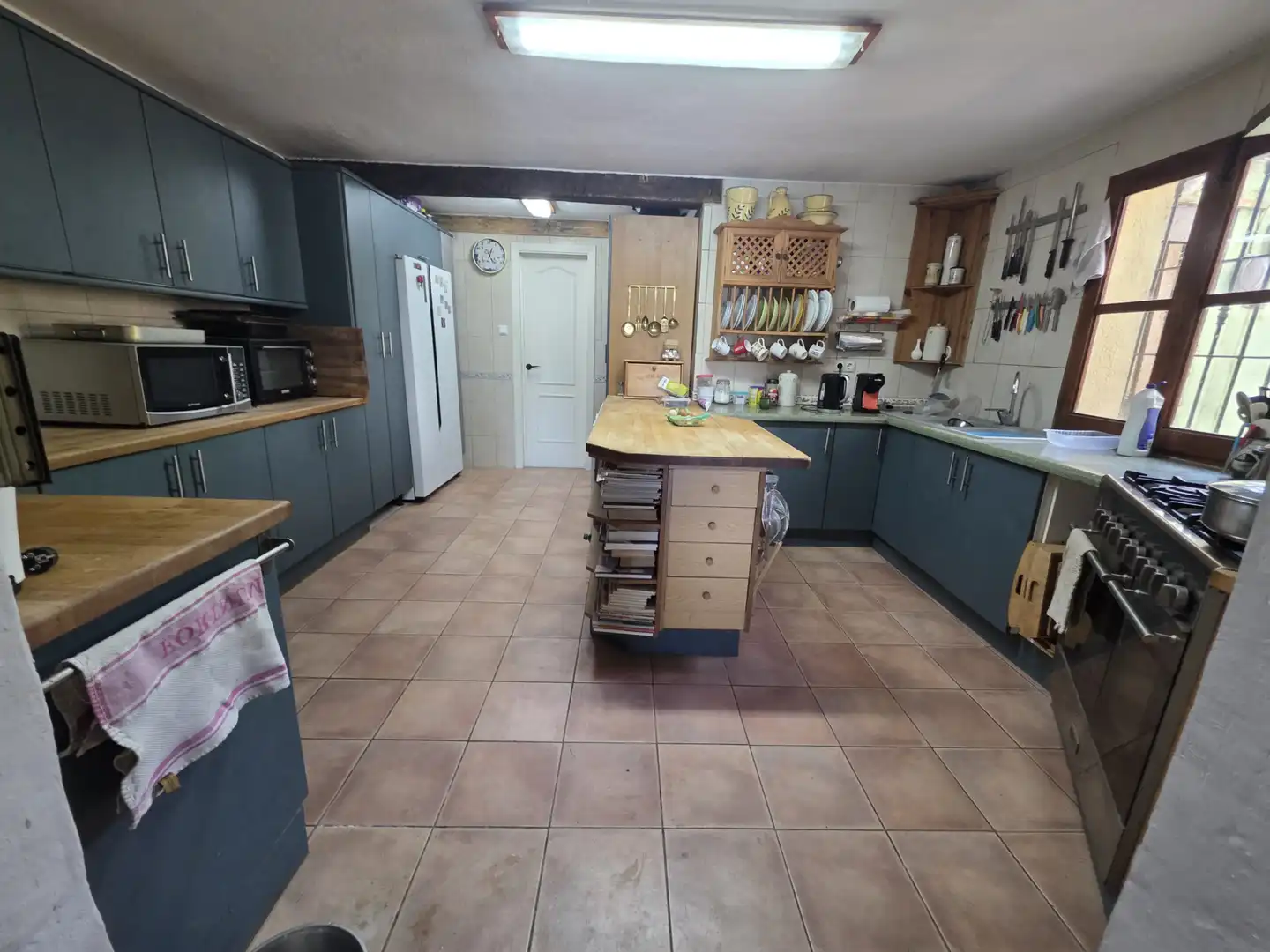 Cocina de Finca rústica en venta en Guaro con Aire acondicionado, Jardín privado y Terraza