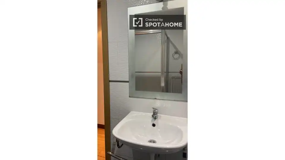 Bathroom of Flat for rent in Madrid  with Air Conditioner, Heating and Furnished
