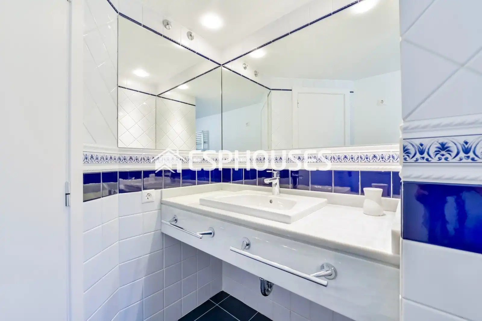 Bathroom of Houses for sale in Oliva  with Air Conditioner, Heating and Terrace