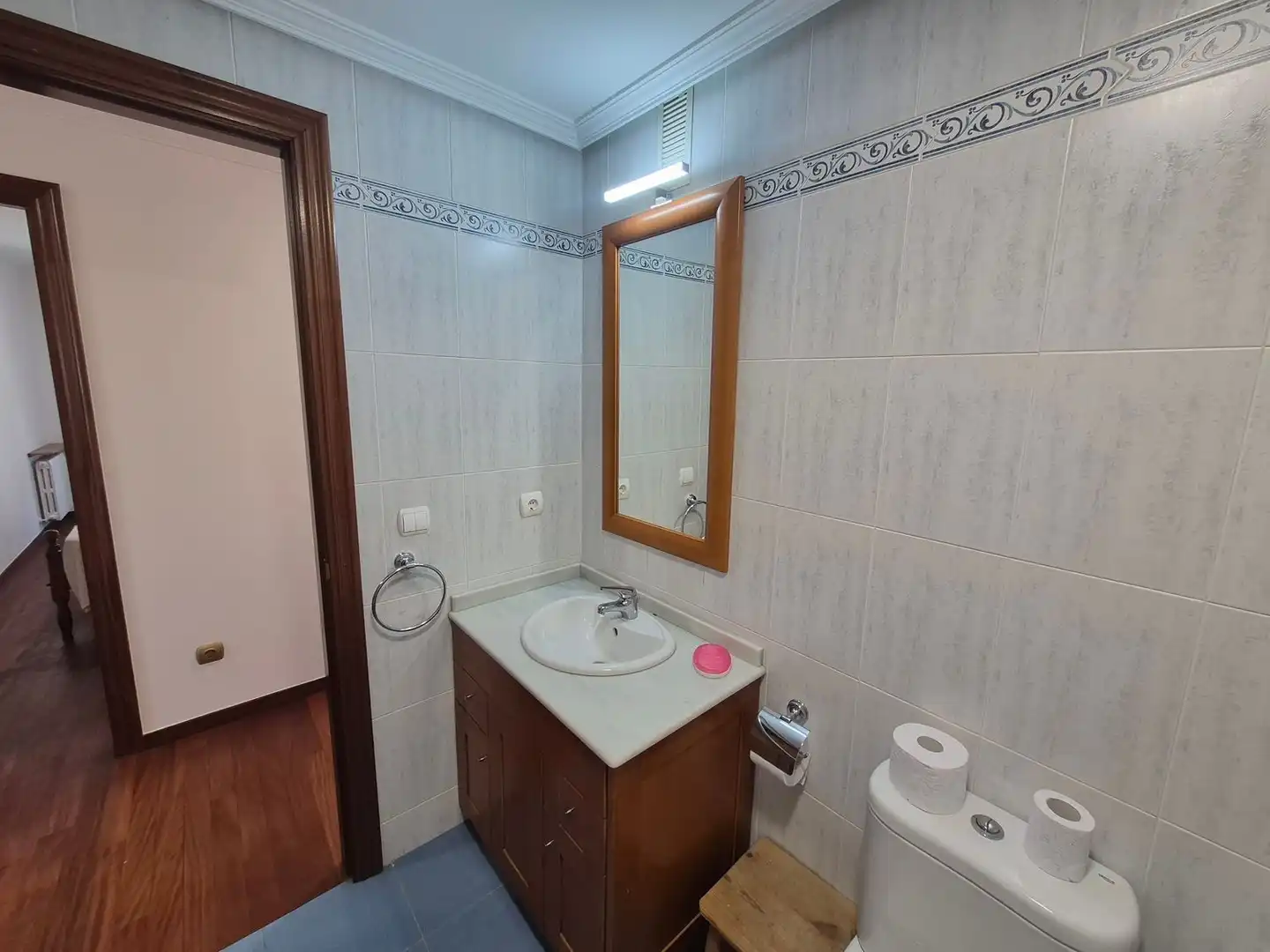 Baño de Piso de alquiler en Santiago de Compostela  con Parquet y Trastero