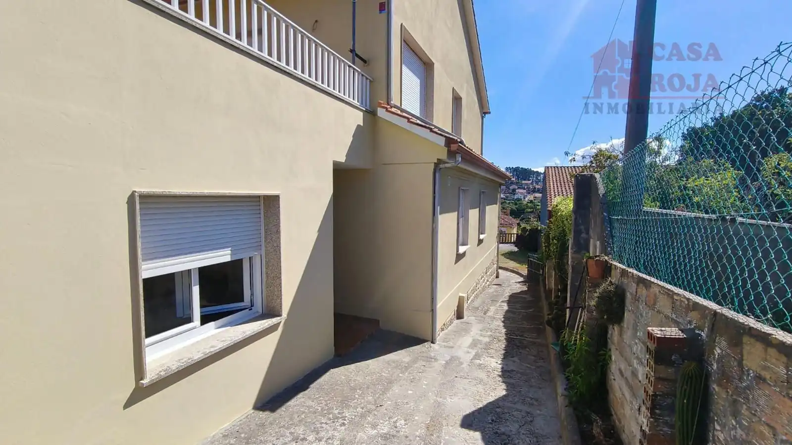 Vista exterior de Casa o xalet en venda en Cangas  amb Calefacció, Terrassa i Moblat