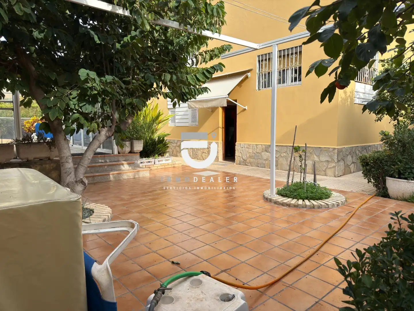 Vista exterior de Casa o xalet en venda en Oliva amb Jardí privat, Terrassa i Piscina