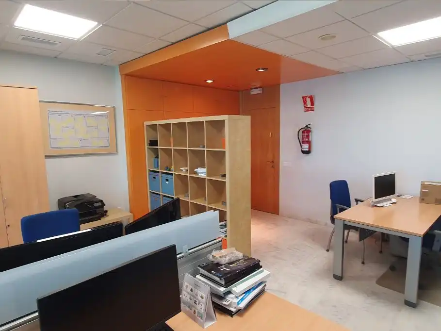 Oficina con ascensor en venta en Calle Industria 3