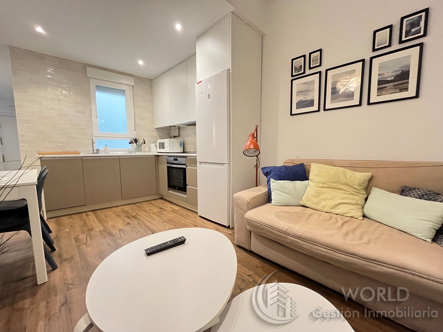 Sala d'estar de Apartament de lloguer en  Madrid Capital amb Aire condicionat, Calefacció i Moblat