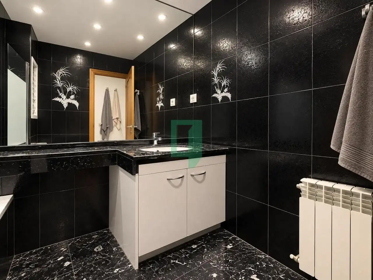 Bathroom of Flat for sale in Badalona  with Air Conditioner, Heating and Balcony