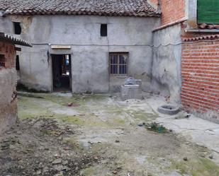 Vista exterior de Casa o xalet en venda en Adanero amb Jardí privat