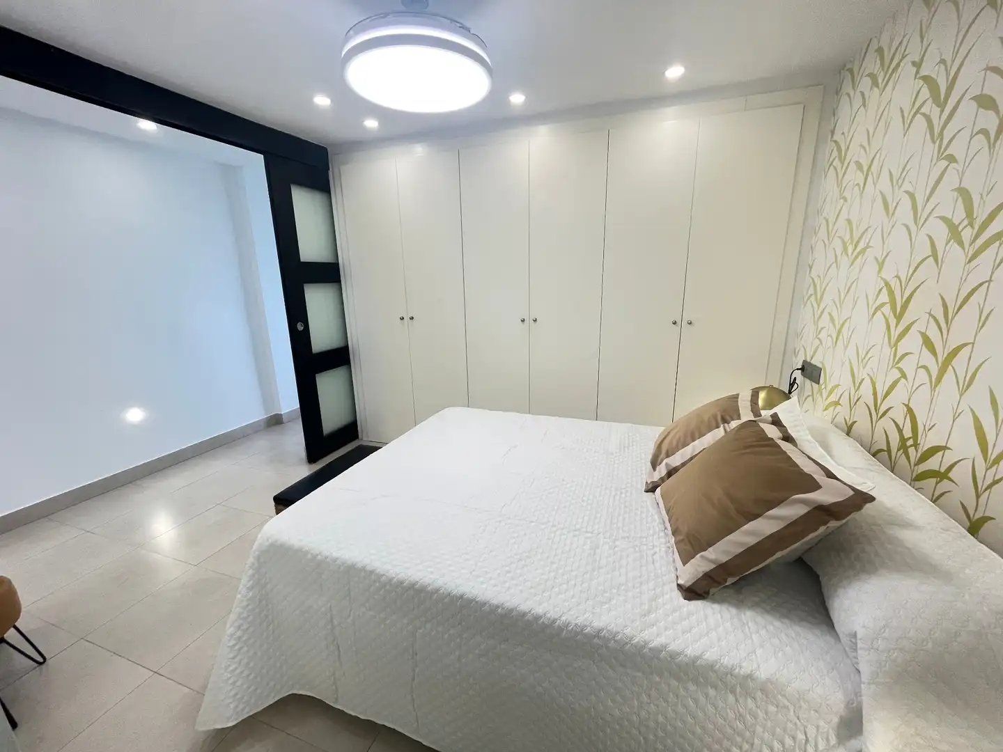 Dormitori de Apartament de lloguer en Marbella amb Aire condicionat, Terrassa i Moblat