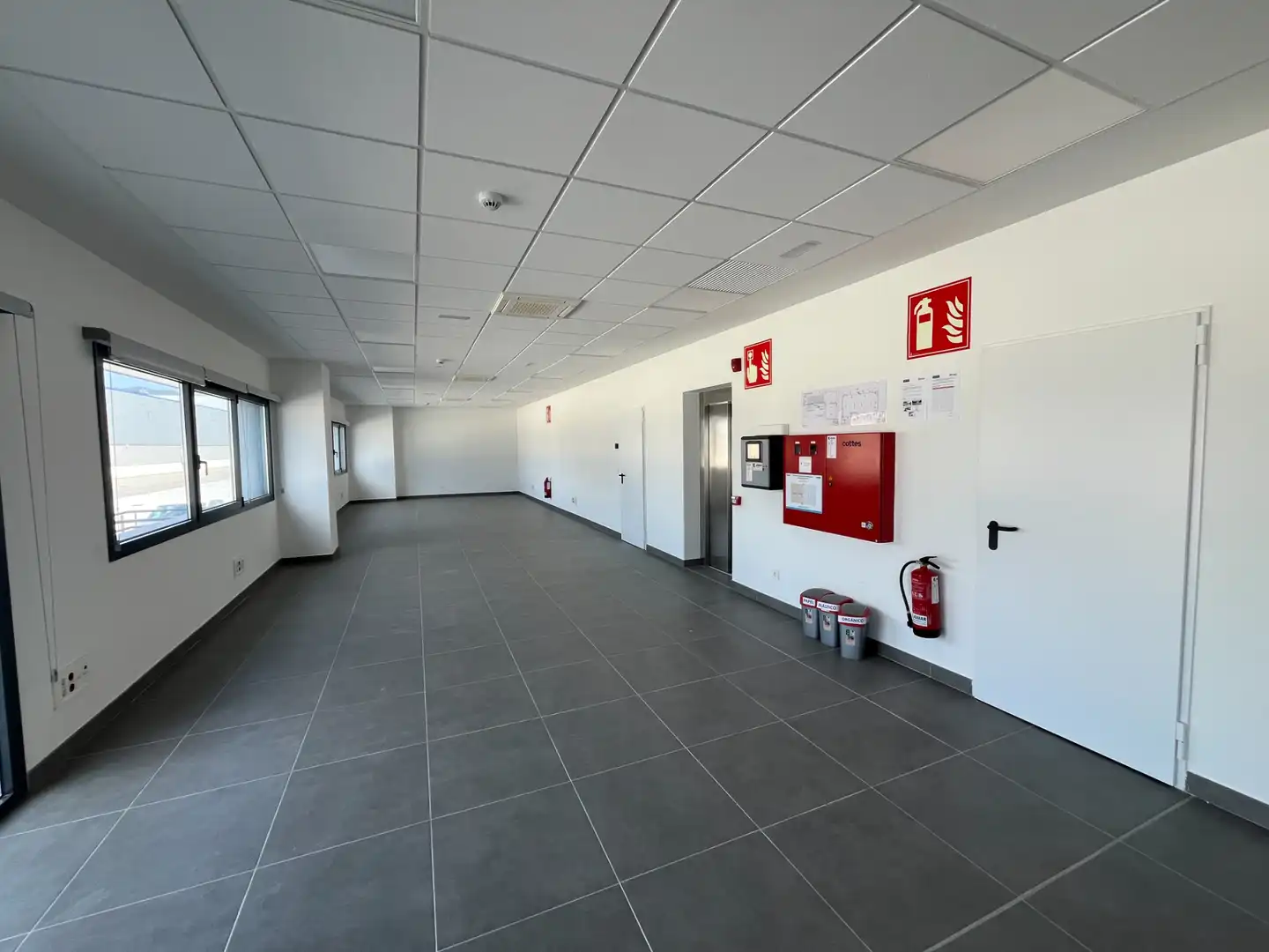 Fabrikhallen zur Miete in Santa Oliva mit Heizung und Alarm