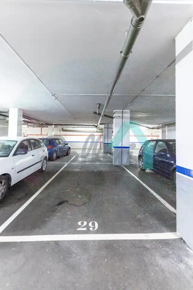 Parking de Piso de alquiler en Oviedo  con Calefacción, Parquet y Terraza