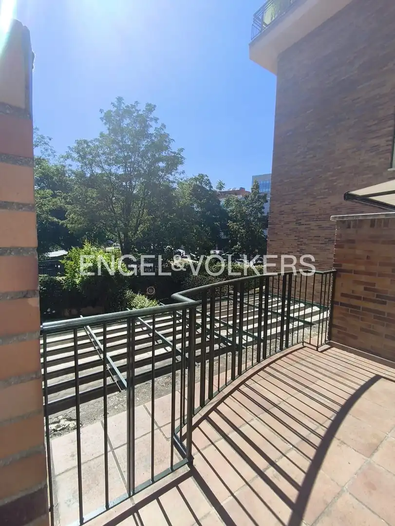 Terrassa de Pis de lloguer en Madrid amb Aire condicionat, Calefacció i Jardí privat