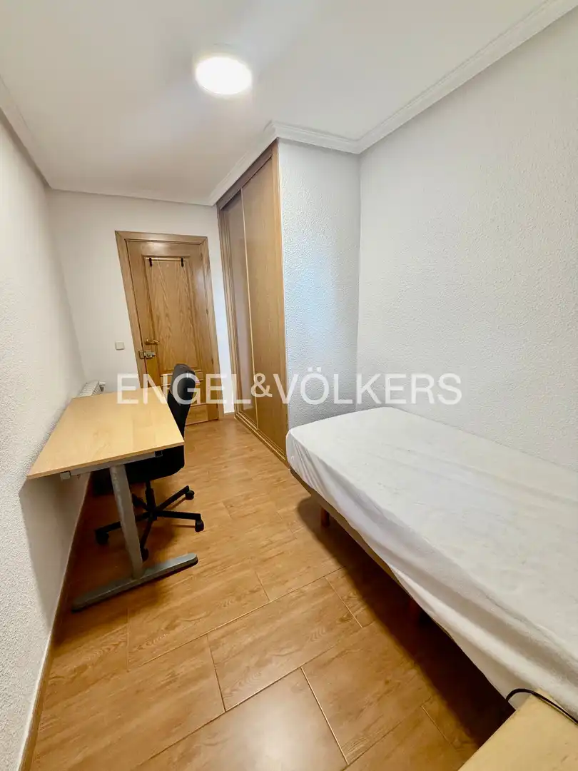 Schlafzimmer von Wohnung zur Miete in Madrid mit Heizung, Parkett und Möbliert