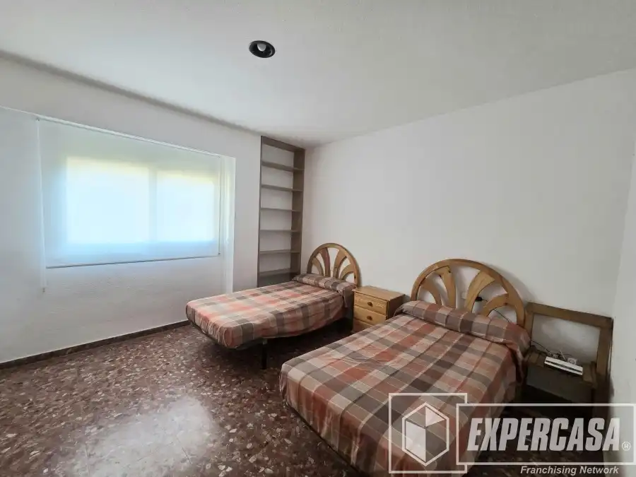 Dormitori de Apartament de lloguer en Cullera amb Terrassa, Piscina i Moblat