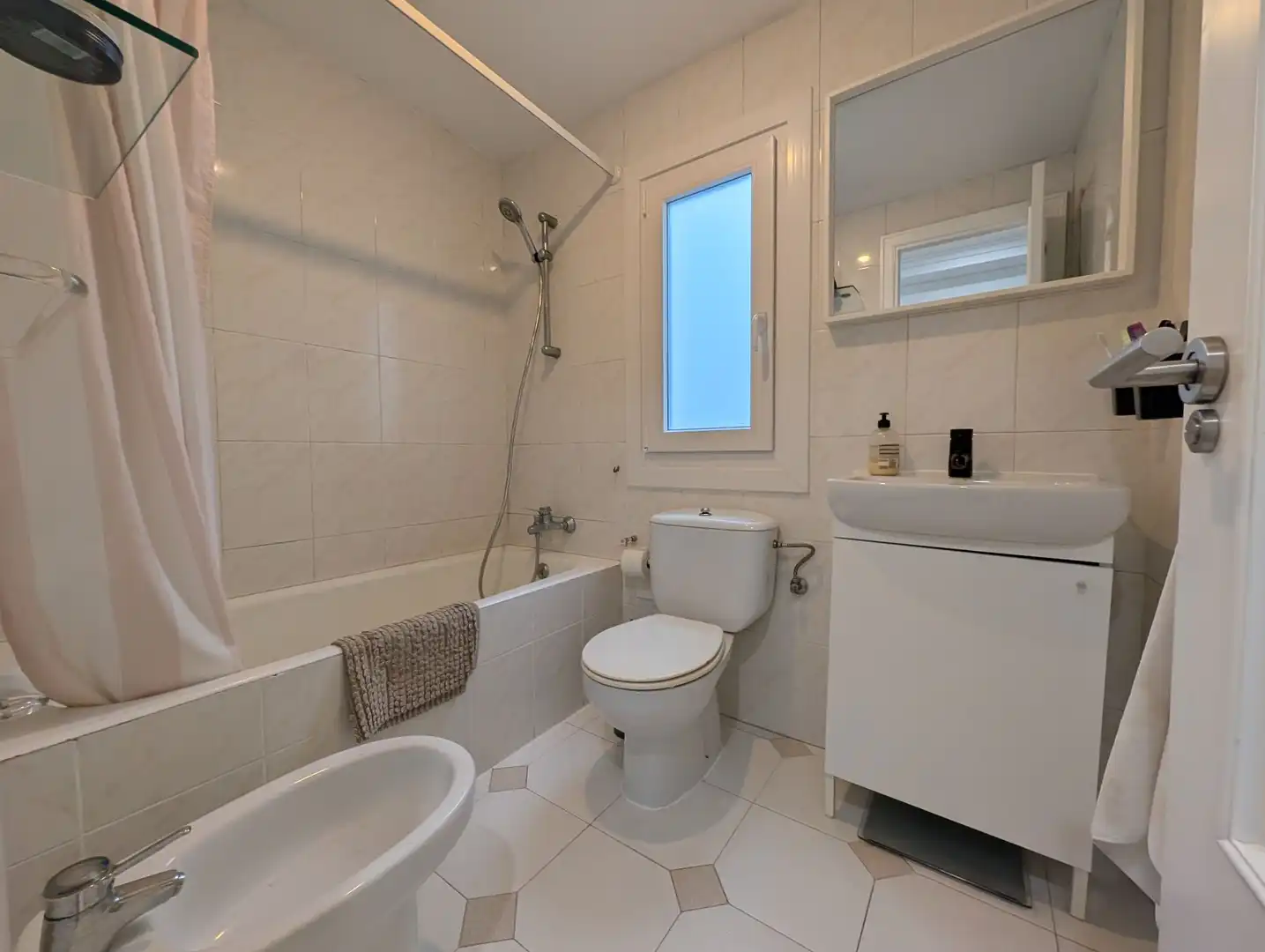 Baño de Piso en venta en Donostia - San Sebastián  con Calefacción, Terraza y Amueblado