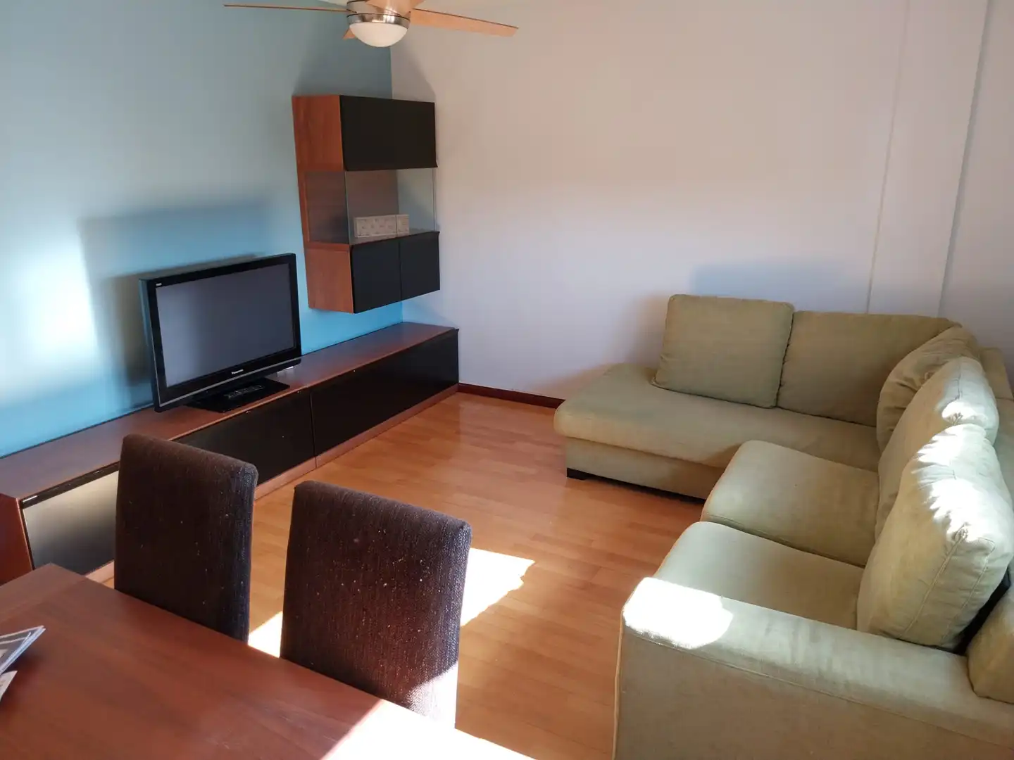 Sala d'estar de Pis de lloguer en  Zaragoza Capital amb Calefacció, Parquet i Moblat