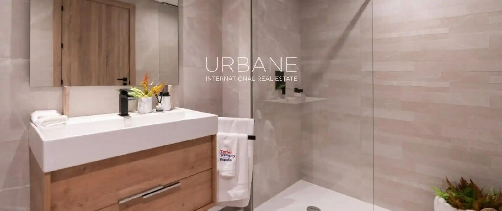 Bathroom of Flat for sale in Istán  with Air Conditioner, Terrace and Swimming Pool
