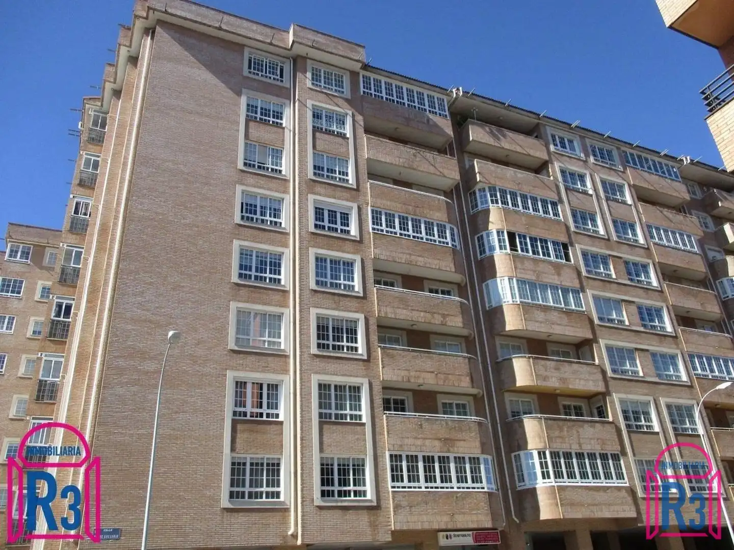 Vista exterior de Pis en venda en León Capital  amb Calefacció, Terrassa i Traster