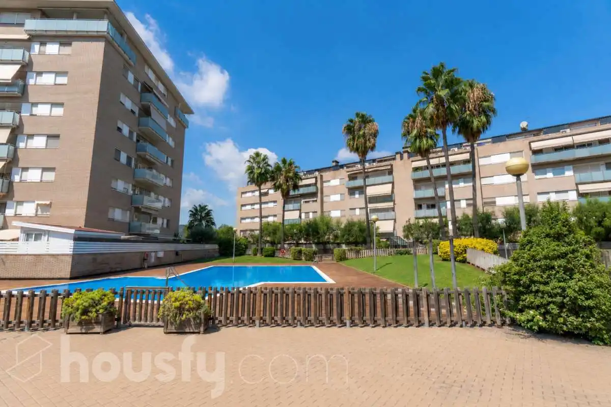 Vista exterior de Pis en venda en Sant Joan Despí amb Aire condicionat, Calefacció i Parquet