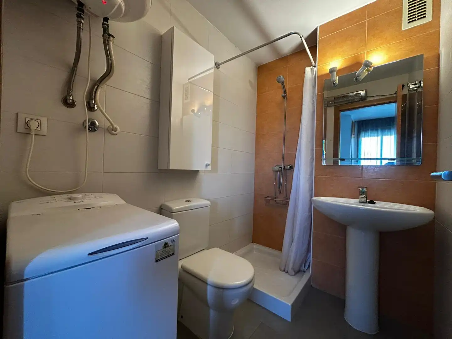 Bathroom of Study for rent in Murcia  with Air Conditioner, Heating and Furnished