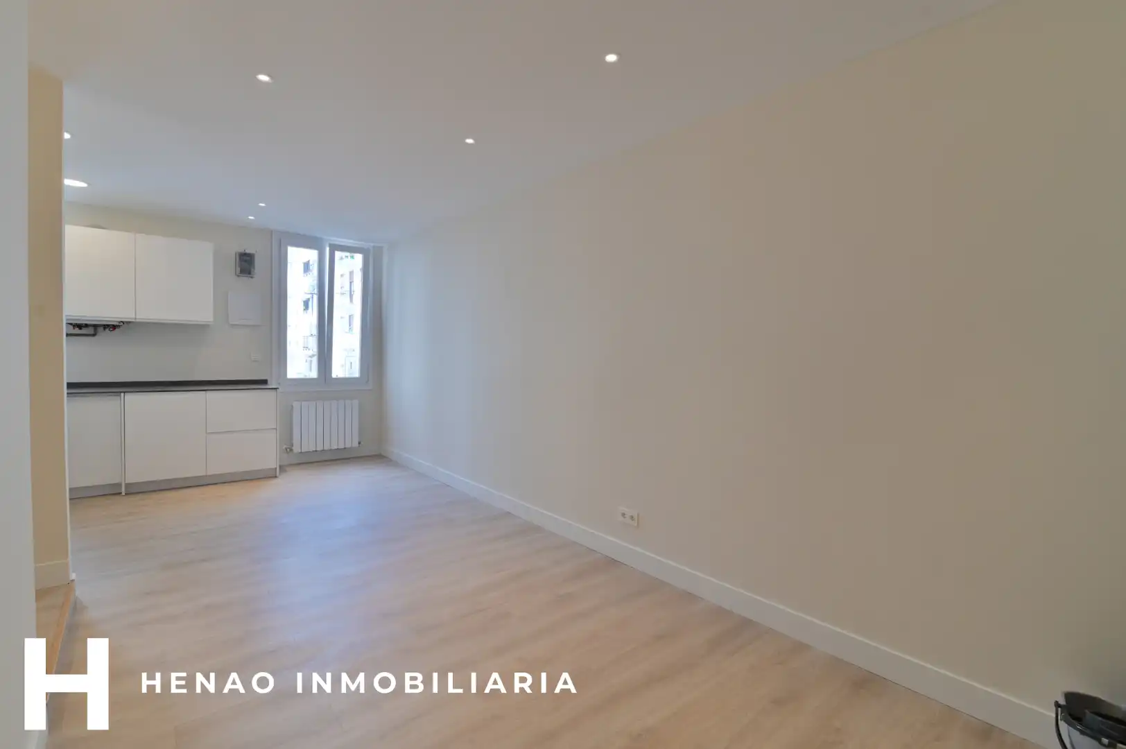 Sala d'estar de Pis en venda en Bilbao  amb Calefacció, Parquet i Forn