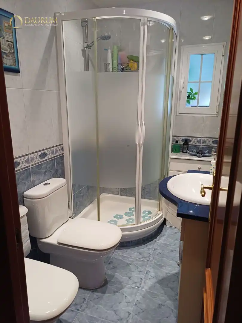 Bathroom of Flat for sale in Fuenlabrada  with Air Conditioner and Heating