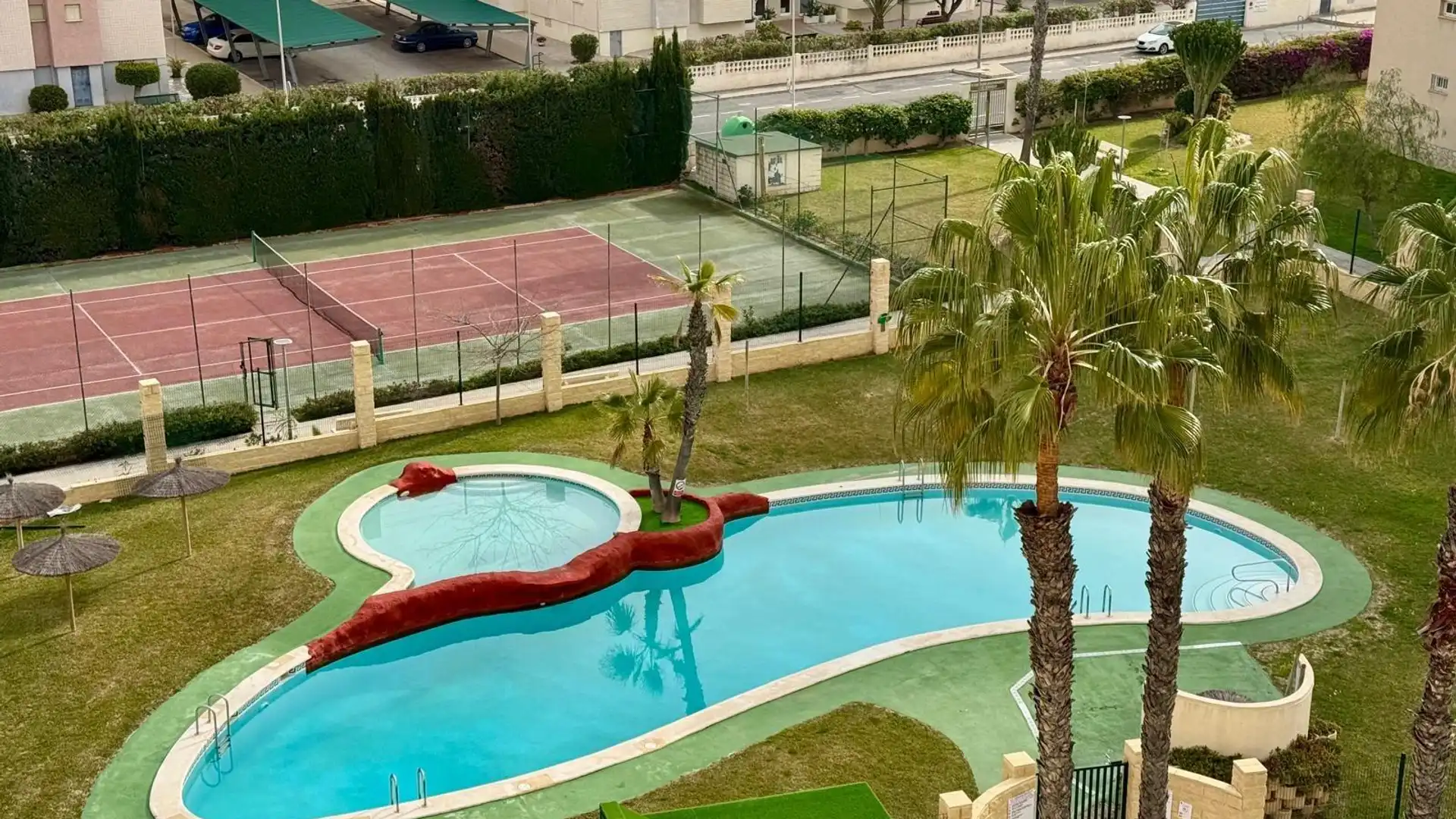Piscina de Apartamento de alquiler en Alicante / Alacant con Aire acondicionado, Trastero y Amueblado