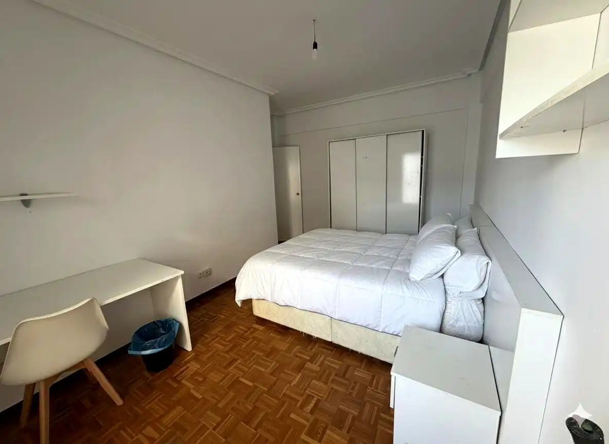 Room in Calle Marqués de la Ensenada, Residencia