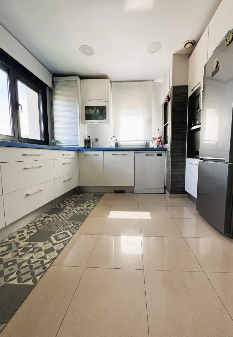 Cuina de Casa o xalet en venda en Avilés amb Calefacció, Jardí privat i Parquet