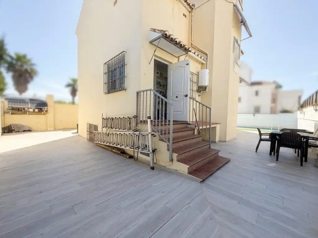 Vista exterior de Casa o xalet en venda en Torremolinos amb Aire condicionat, Calefacció i Jardí privat