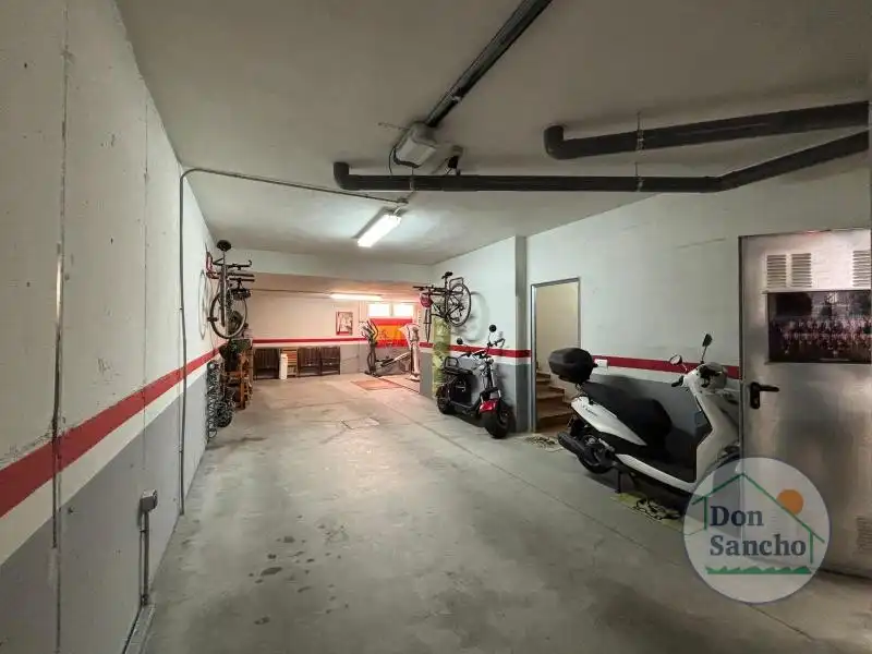 Parking de Casa adosada en venta en Cabezón de Pisuerga con Calefacción, Jardín privado y Terraza