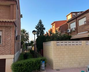 Vista exterior de Casa o xalet en venda en Alicante / Alacant amb Aire condicionat, Terrassa i Piscina