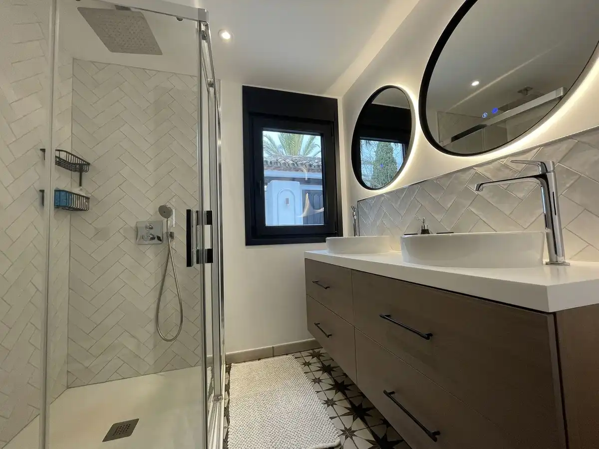 Baño de Casa o chalet de alquiler en Marbella con Aire acondicionado, Jardín privado y Piscina